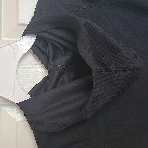 Under Armour, youth medium, long sleeved shirt with hood, black. - Picture 4 of 8